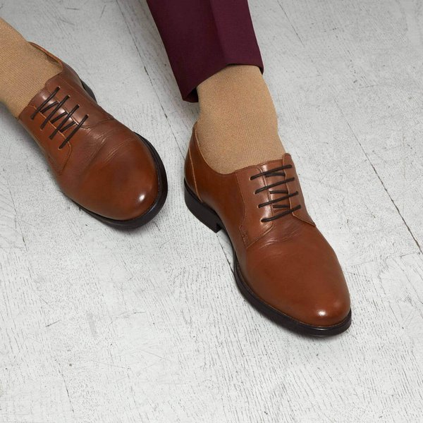 Bildausschnitt von Füßen eines Mannes mit Business-Schuhen. Mit dem breiten Spektrum an orthopädischen Schuheinlagen bietet Bauerfeind Lösungen für unterschiedlichste Fußprobleme, um unbeschwert, schmerzfrei und sicher durch den Alltag zu gehen.