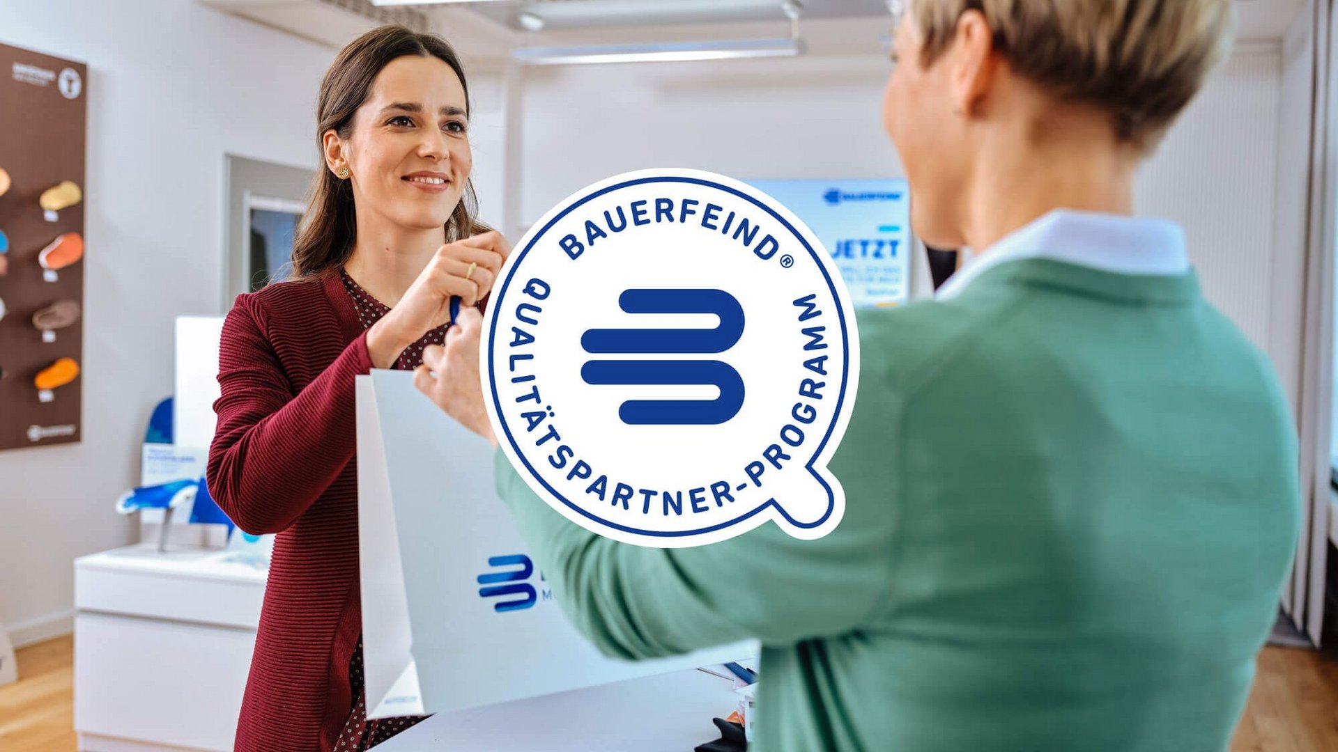 Bauerfeind Qualitätspartner-Siegel auf einem Bild bei dem eine Einkaufssituation im Sanitätshaus dargestellt wird