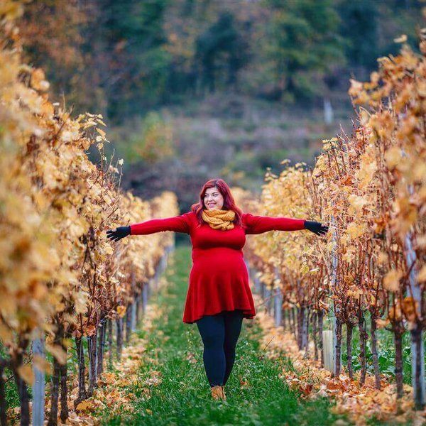 Das Bild zeigt Lipödem-Patientin Kathi Schanz während ihrer Schwangerschaft in herbstlichen Weinbergen. Zur Unterstützung trägt sie ihre VenoTrain curaflow Versorgungen.