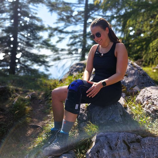 Das Bild zeigt Kniepatientin Katrin, die nach ihrer OP mit der SofTec Genu von Bauerfeind wieder in Bewegung kommt. Die Knieorthese bietet ihr beim Wandern Stabilität und ein sicheres Gefühl.