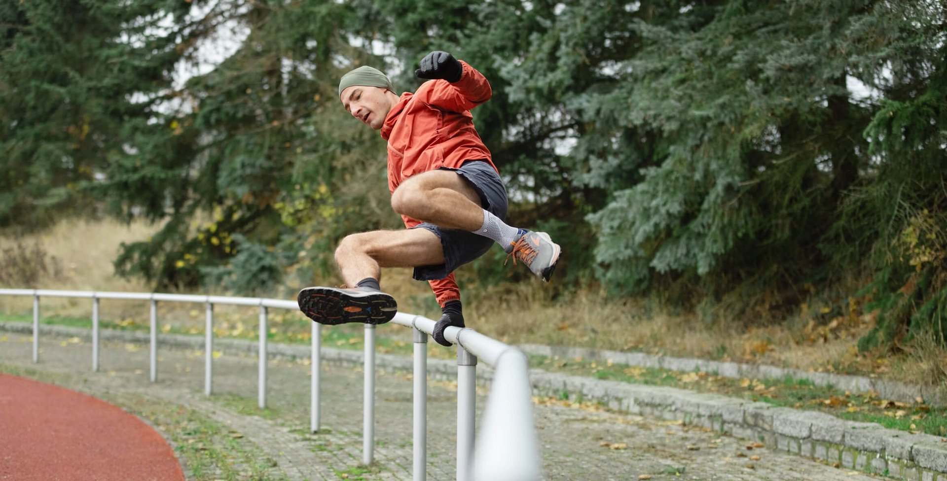 Das Bild zeigt einen Mann, der im Garten seinen Hund streichelt. Er trägt eine Bauerfeind AchilloTrain Sprunggelenkbandage am rechten Fuß.  Diese Bandage entlastet gezielt die Achillessehne.