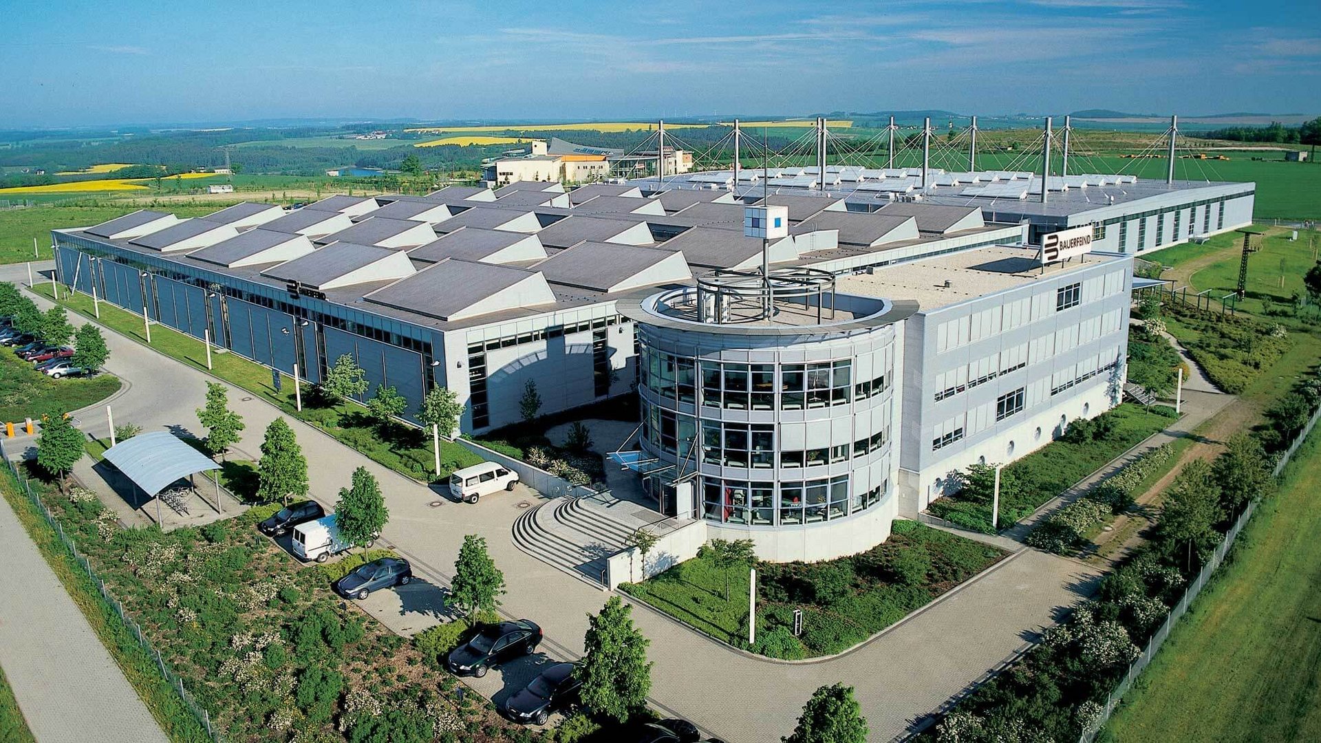 Historisches Schwarz-Weiß-Foto aus den 1990er Jahren. Bauerfeind-Verwaltungsgebäude